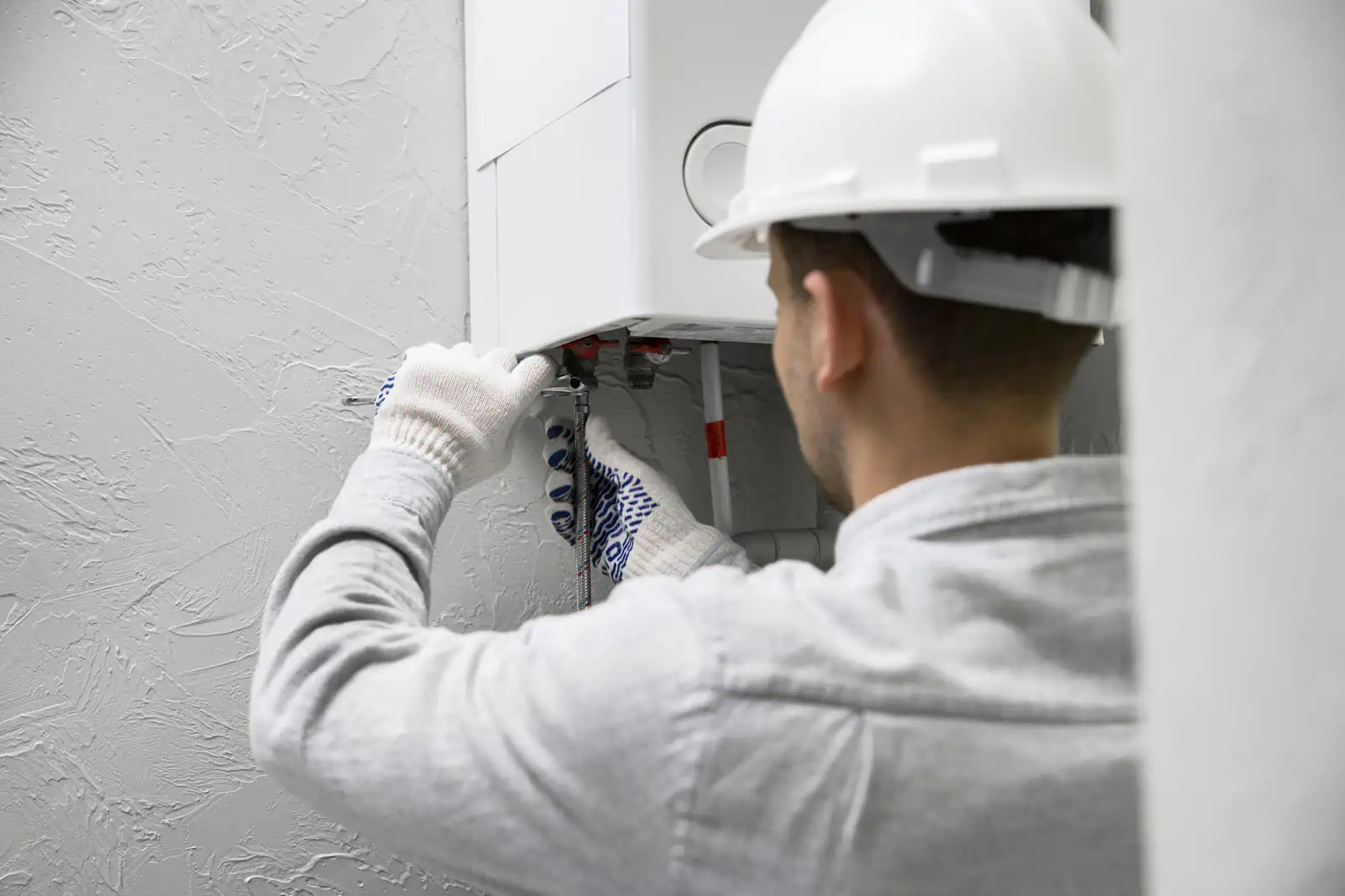 Teknisi Ariston sedang memperbaiki water heater